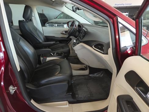 Used 2017 Chrysler Pacifica Touring-L FWD image 27