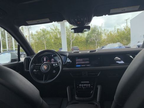 Used 2025 Porsche Cayenne AWD/4WD image 9