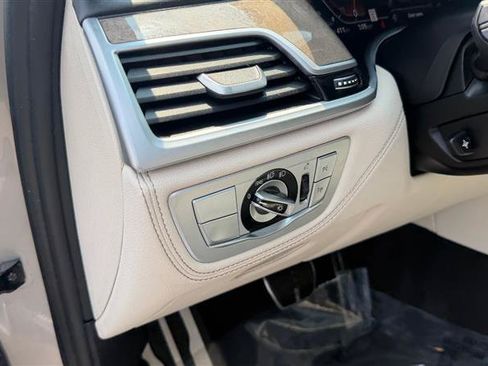 Used 2020 BMW 750i xDrive w/ Executive Package AWD/4WD image 33