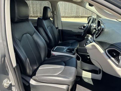 Used 2023 Chrysler Pacifica Touring-L FWD image 22