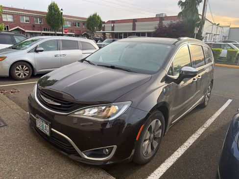 Used 2018 Chrysler Pacifica Limited w/ Advanced Safetytec Group FWD image 1