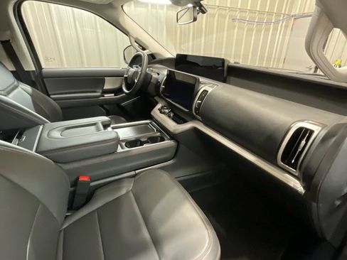 Used 2025 Ford Expedition Active image 16