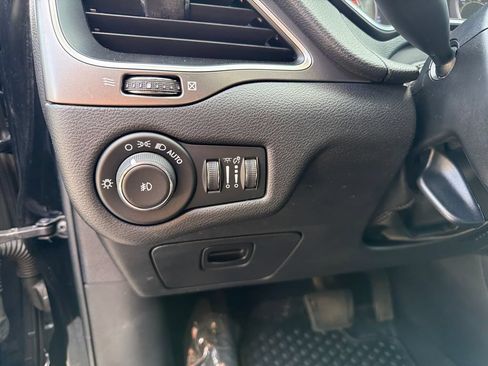 Used 2019 Jeep Cherokee Latitude Plus w/ Cold Weather Group AWD/4WD image 24