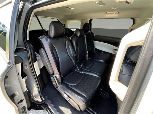 Used 2023 Kia Carnival EX FWD image 27
