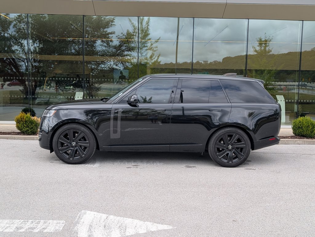Used 2023 Land Rover Range Rover SE AWD/4WD image 2