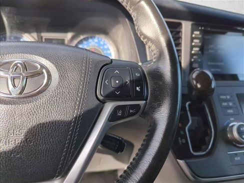Used 2018 Toyota Sienna XLE image 17