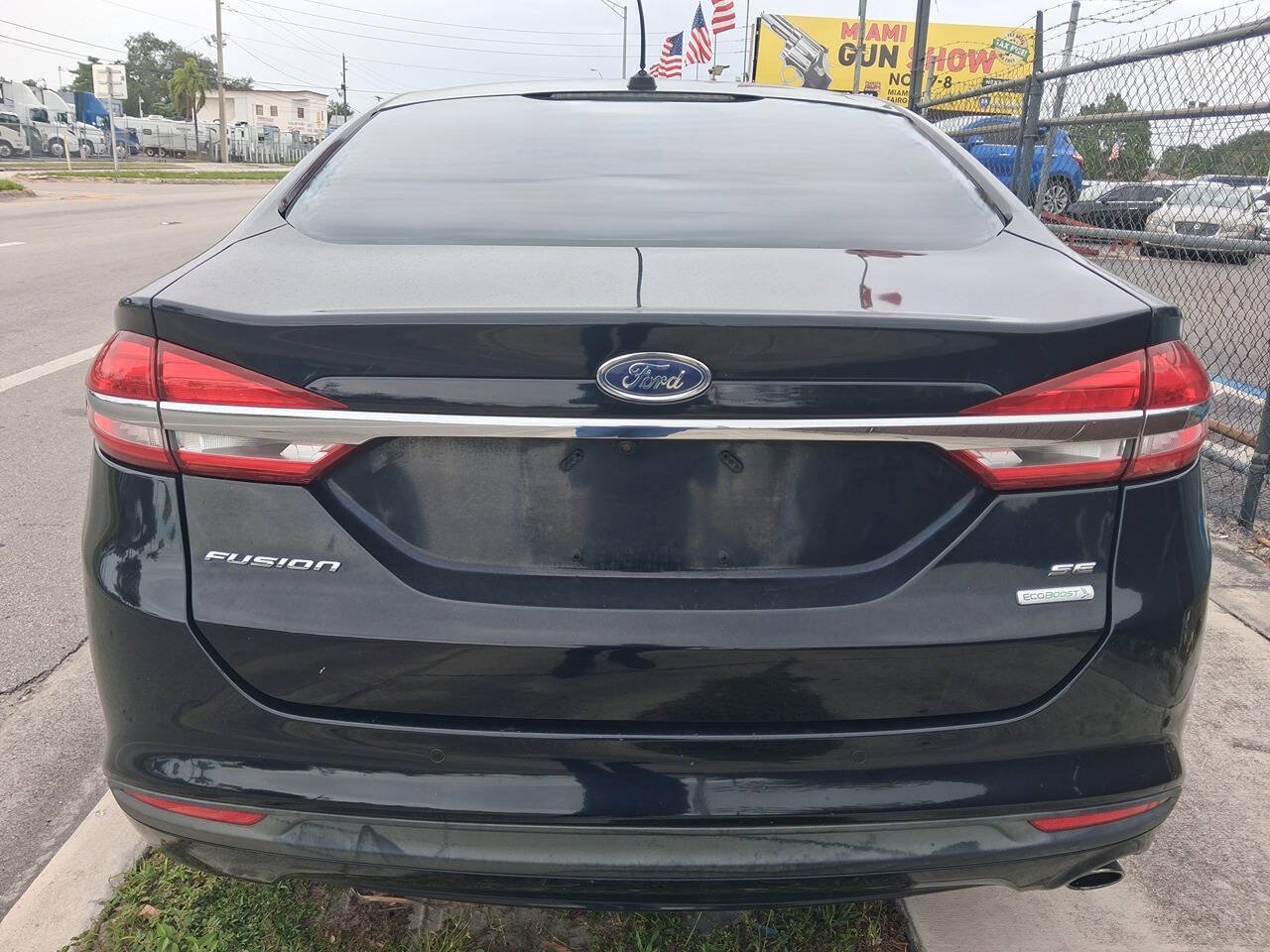 Used 2017 Ford Fusion SE w/ Fusion SE Technology Package FWD image 3