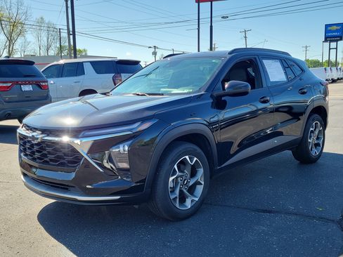 Used 2024 Chevrolet Trax LT w/ LT Convenience Package FWD image 2