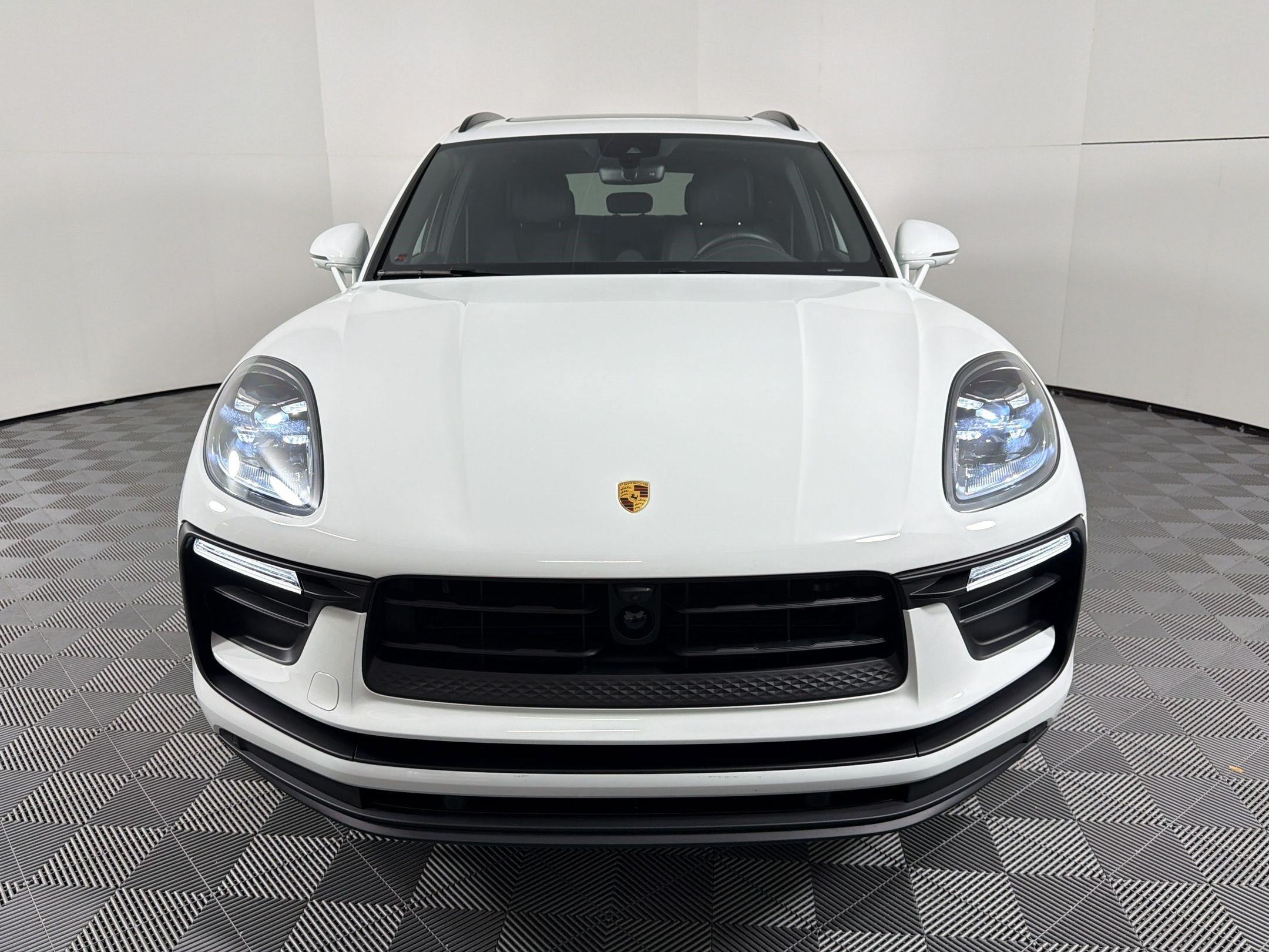 Certified 2026 Porsche Macan AWD/4WD image 6