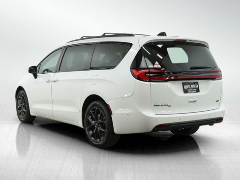 Used 2023 Chrysler Pacifica Touring-L w/ S Appearance Package image 3