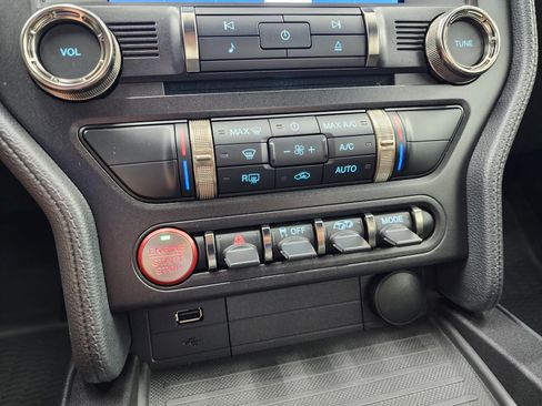 Used 2022 Ford Mustang Shelby GT500 w/ Technology Package image 38