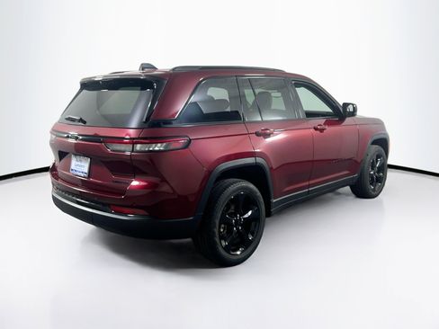 Used 2023 Jeep Grand Cherokee Limited w/ Black Appearance Package AWD/4WD image 5