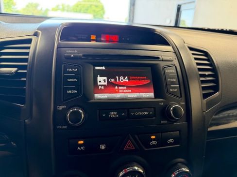 Used 2013 Kia Sorento LX w/ Convenience Pkg FWD image 12