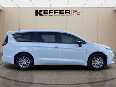 New 2026 Chrysler Pacifica Select FWD image 6