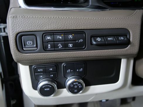 Used 2022 GMC Yukon XL Denali AWD/4WD image 17