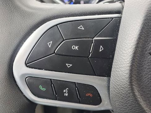 Certified 2024 Chrysler Pacifica Touring-L image 7