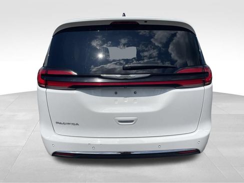 Used 2024 Chrysler Pacifica Touring-L FWD image 16
