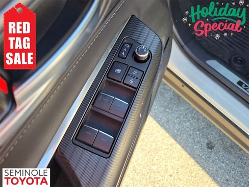 Used 2024 Toyota Venza Nightshade image 15