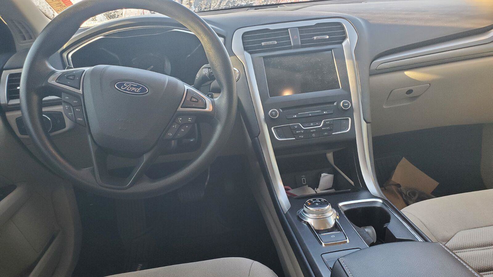 Used 2017 Ford Fusion SE w/ Fusion SE Technology Package FWD image 7