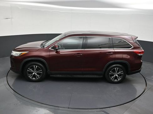 Used 2019 Toyota Highlander LE FWD image 17