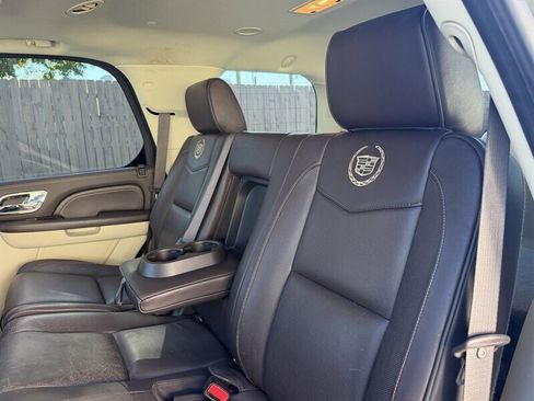 Used 2011 Cadillac Escalade Platinum image 24