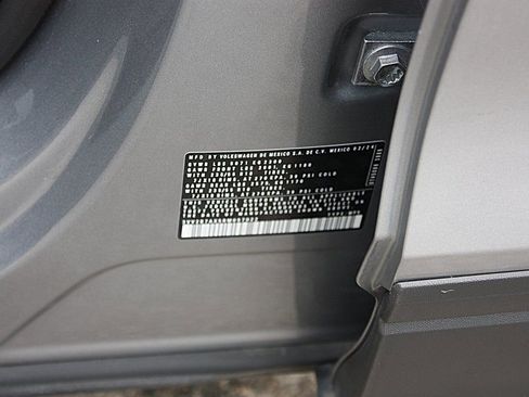 Used 2024 Volkswagen Tiguan SE image 31