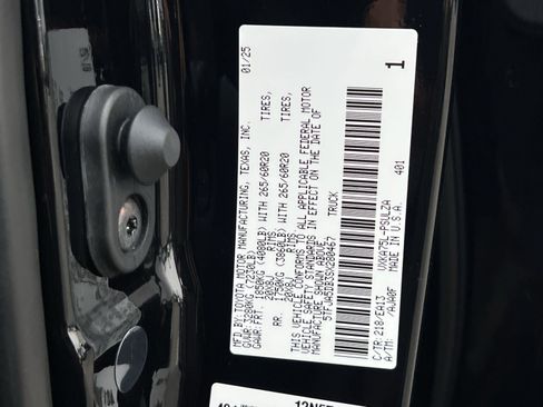 Used 2025 Toyota Tundra Limited AWD/4WD image 39
