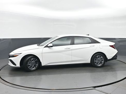 Used 2024 Hyundai Elantra SEL FWD image 6