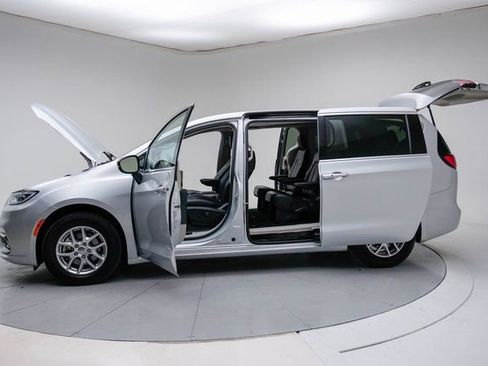 Used 2024 Chrysler Pacifica Touring-L image 20