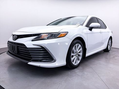 Used 2024 Toyota Camry LE w/ Convenience Package image 10