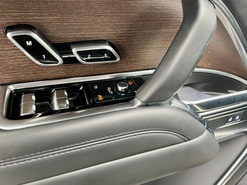 Certified 2025 Land Rover Range Rover SE image 11