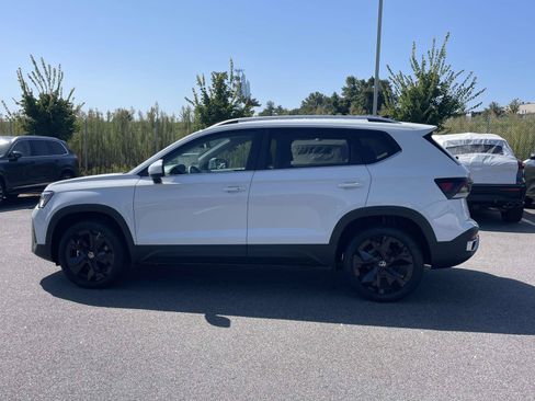 New 2026 Volkswagen Taos SE FWD image 4