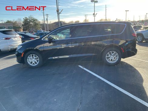 New 2026 Chrysler Pacifica Select image 2