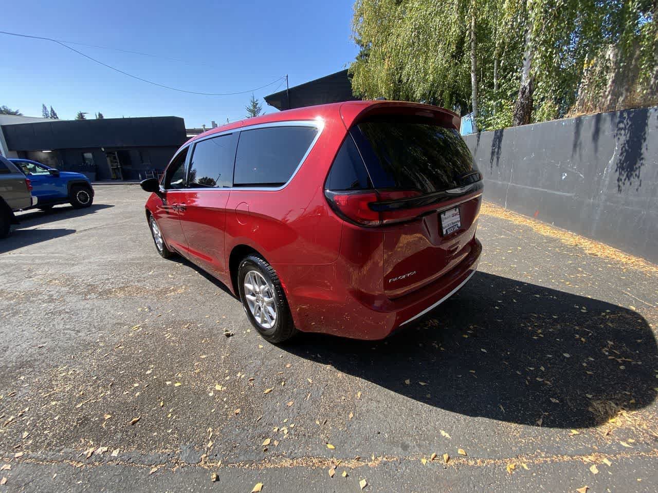 Used 2025 Chrysler Pacifica Select FWD image 4