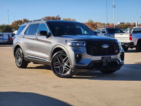 Used 2025 Ford Explorer ST image 2
