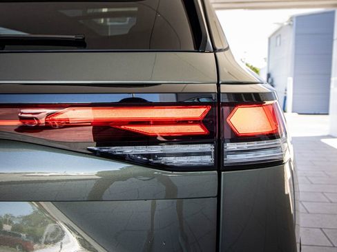 New 2026 Volkswagen Tiguan SE R-Line FWD image 17