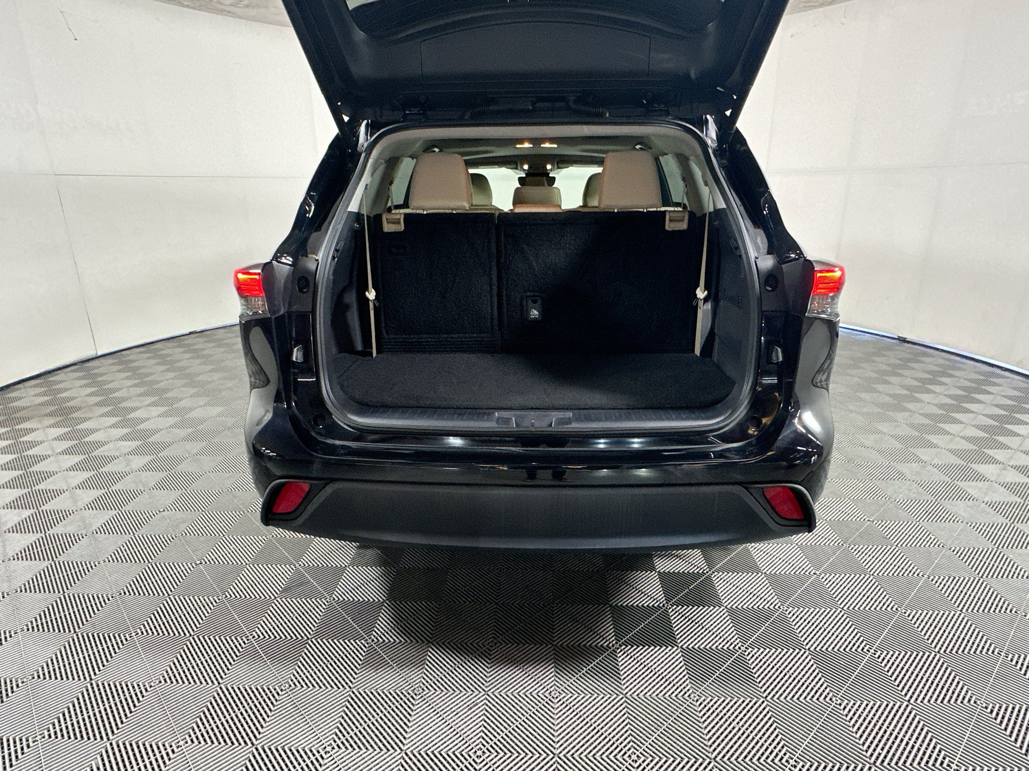 Used 2024 Toyota Highlander XLE FWD image 31