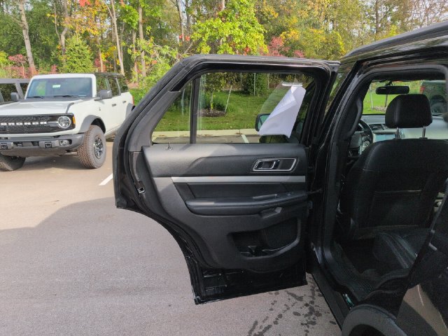 Used 2017 Ford Explorer XLT w/ Equipment Group 202A AWD/4WD image 22
