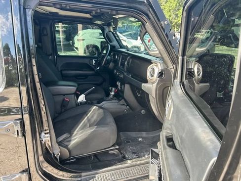 Used 2018 Jeep Wrangler Unlimited Sahara AWD/4WD image 9