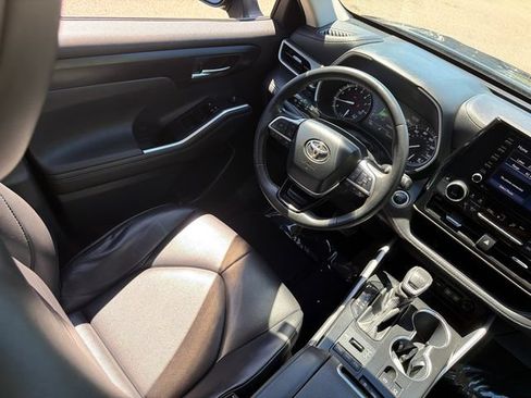 Used 2020 Toyota Highlander XLE AWD/4WD image 20