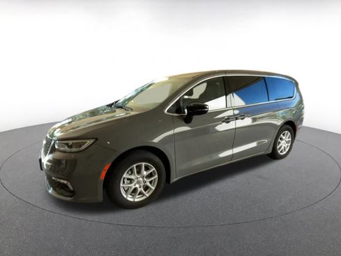 Used 2025 Chrysler Pacifica Select image 8