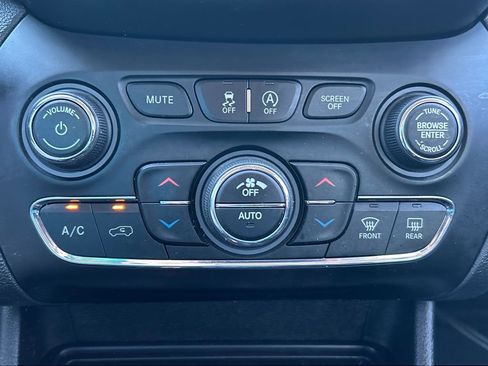 Used 2019 Jeep Cherokee Trailhawk w/ Comfort/Convenience Group image 15