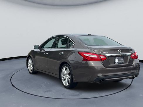 Used 2017 Nissan Altima 3.5 SL w/ 3.5SL Technology Package FWD image 5