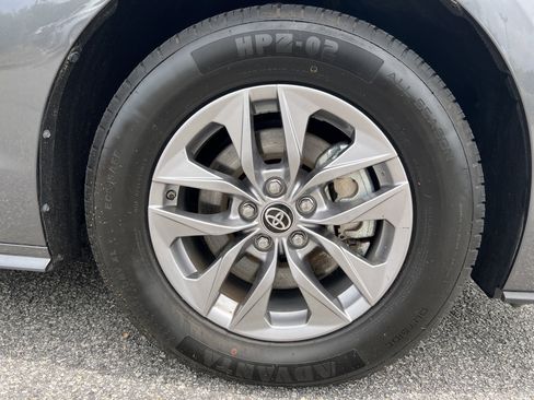 Certified 2025 Toyota Sienna XLE FWD image 27