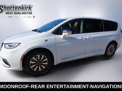 Used 2022 Chrysler Pacifica Limited w/ Uconnect Theater Family Group