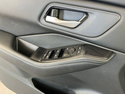 Used 2025 Nissan Rogue SV image 30