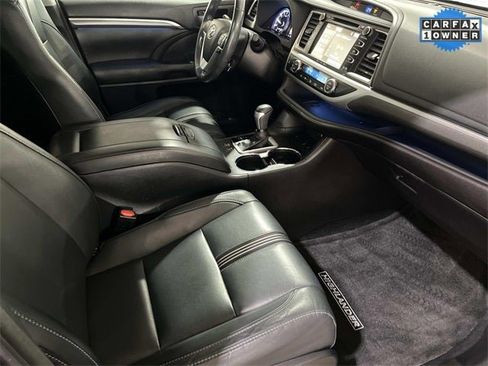 Used 2017 Toyota Highlander SE image 25
