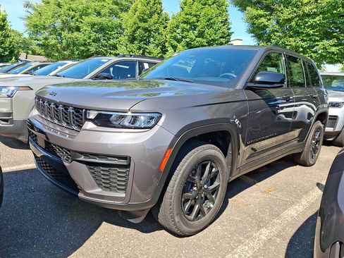New 2026 Jeep Grand Cherokee Altitude AWD/4WD image 1
