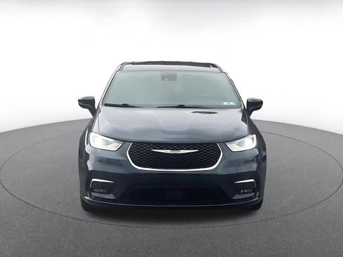 Used 2025 Chrysler Pacifica Select image 4