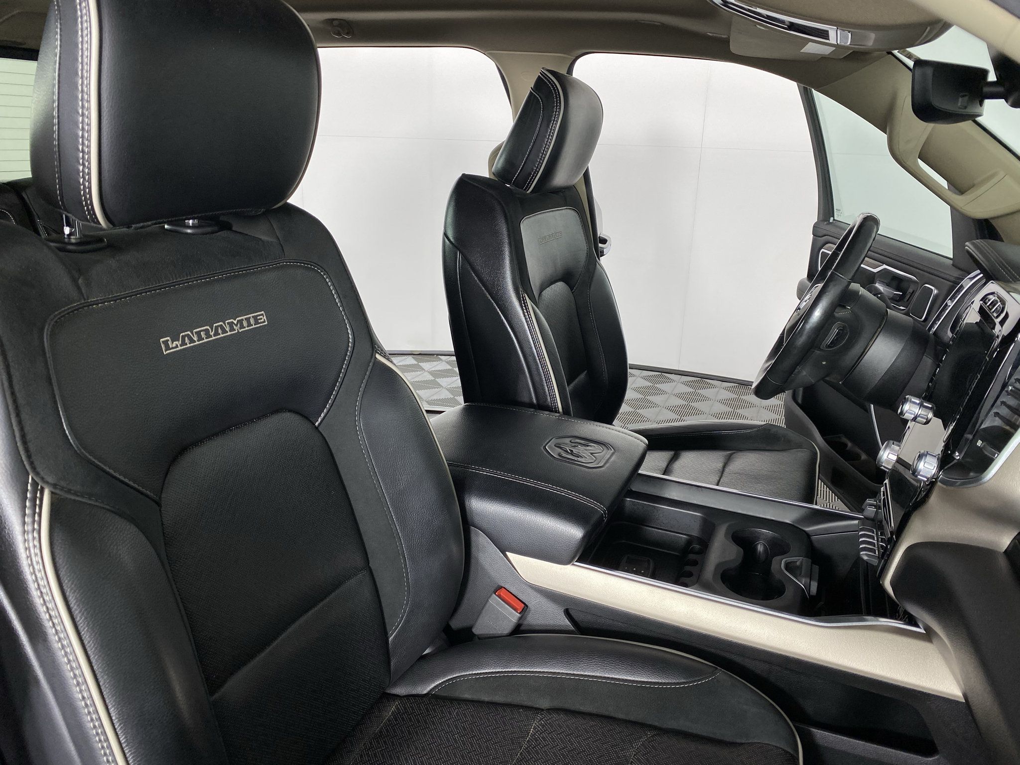 Used 2019 RAM 1500 Laramie AWD/4WD image 15